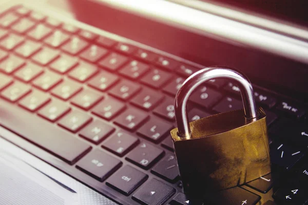 Bloquear el ordenador portátil como protección informática y seguridad cibernética — Foto de Stock