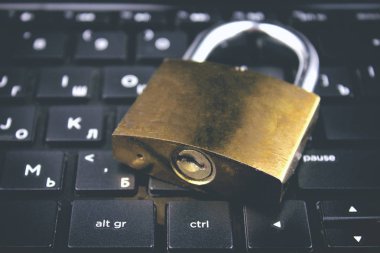 Bilgisayarı bilgisayar koruması ve siber güvenlik olarak kilitle