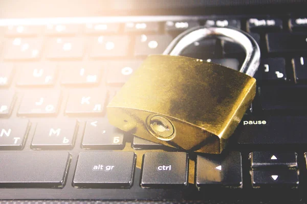 Bloquear el ordenador portátil como protección informática y seguridad cibernética — Foto de Stock