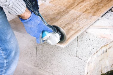 tiler karoları profesyonelce ve etkili bir açıyla keser.