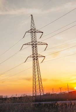 Elektrik için büyük demir direkler