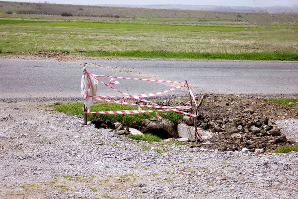 Yol asfalt kaplama önce işareti kapalı. — Stok fotoğraf