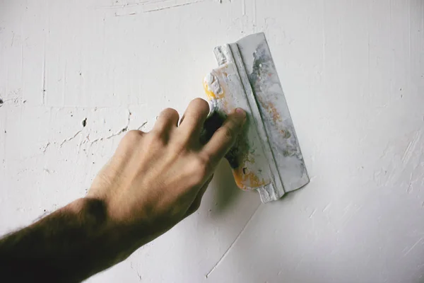 Man holds spatula in his hands — ストック写真