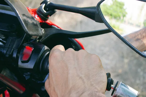 Homem detém uma motocicleta botão de gás — Fotografia de Stock