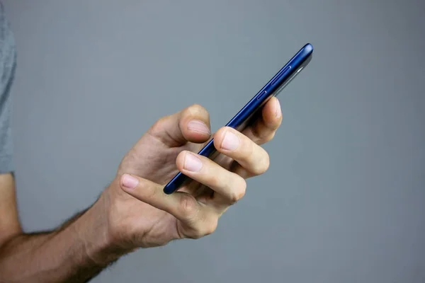 Hombre usando su teléfono móvil — Foto de Stock