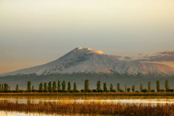 Coucher de soleil sur le Mont Ararat depuis 'Armnie — стоковое фото