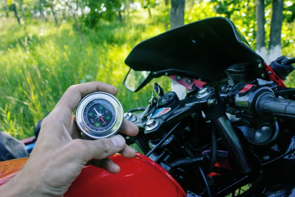 Koleś trzyma kompas. podróż motocyklem — Zdjęcie stockowe