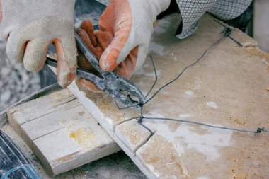 Adam taşla çalışıyor.