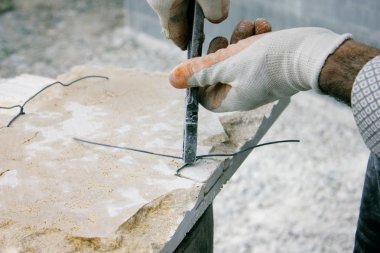 Adam taşla çalışıyor.