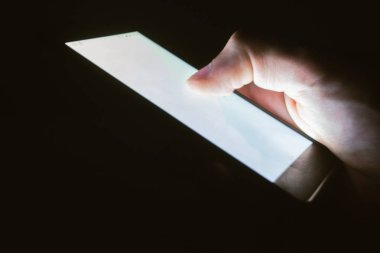 Cep telefonunu kullanan bir adam.