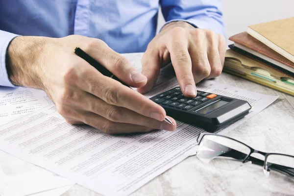 Documentos de dinero sobre la mesa — Foto de Stock