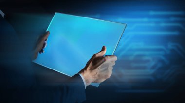 Geleceğin yenilikçi teknolojisini kullanan genç bir adamın yakın çekimi.