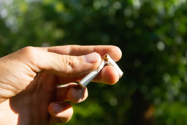Joven Rompe Cigarrillo — Foto de Stock