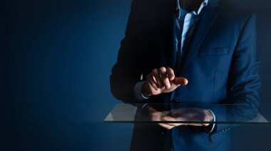 Geleceğin yenilikçi teknolojisini kullanan genç bir adamın yakın çekimi.