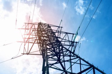 Elektrik için büyük demir direkler