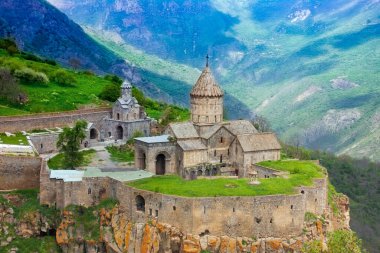 Batmakta olan eski bir manastır. Tatev. Ermenistan