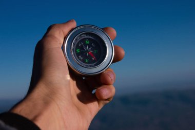 Doğanın arka planında pusula