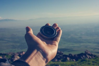 Doğanın arka planında pusula