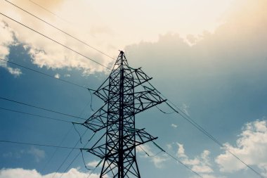 Elektrik için büyük demir direkler