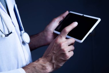 Erkek doktor dijital tabletini kullanıyor. 
