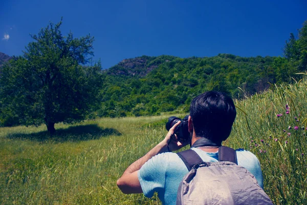 Fotografen Reser Och Fotograferar Vackra Landskap — Stockfoto