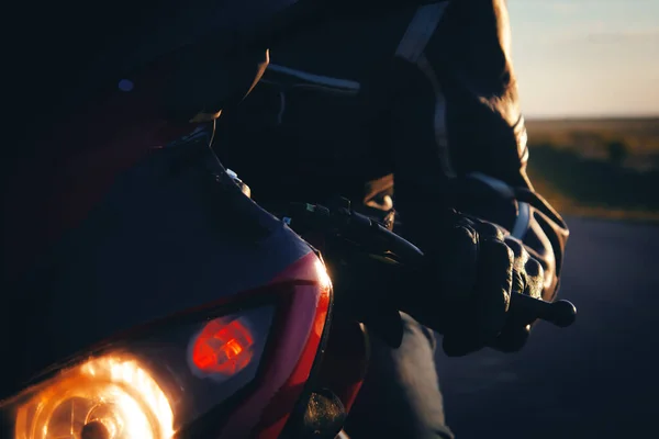 Jovem Está Sentado Uma Motocicleta Vermelha — Fotografia de Stock