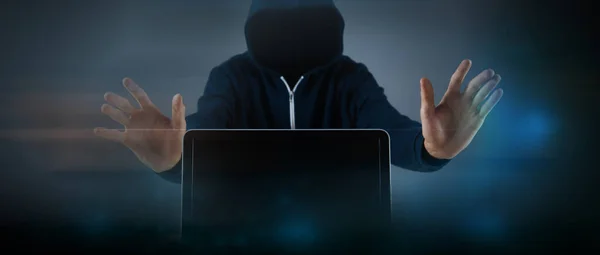 Hacker Con Laptop Delitos Informáticos —  Fotos de Stock