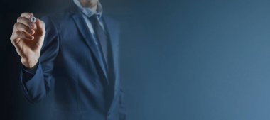 İş adamı dokunmatik ekranda yazar