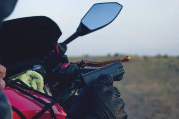 Der Hand Eines Motorradfahrers Eine Waffe — Stockfoto