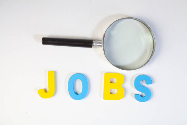 Рабочее слово и увеличительное стекло на белом фоне. Концепция работы.