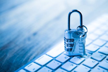 Bilgisayar klavyesinde asma kilit. Siber güvenlik ve veri koruma kavramı.