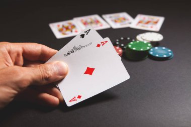Siyah arka planda kart ve çip oynamak. Kumarhane kumar konsepti.
