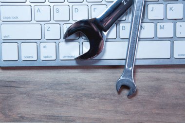 Anahtar ve klavye ahşap masada. İş yeri kavramı