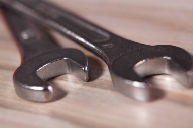 Ahşap bir arka planda iki flaş. Yakın plan. Makro.