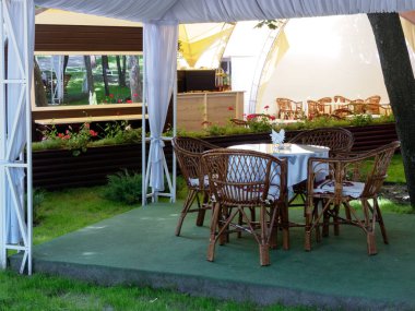 Açık bir kafede boş tablolar. Zen stili. Sen zaten tatil için bir masa ayırttım?