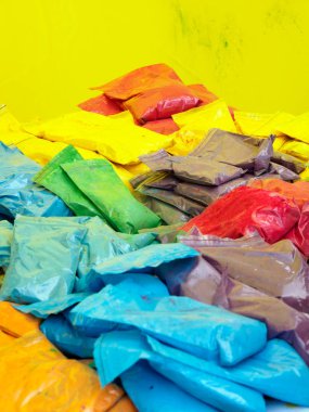 Bayram - renk Festivali. Boya ile çok renkli paketleri.