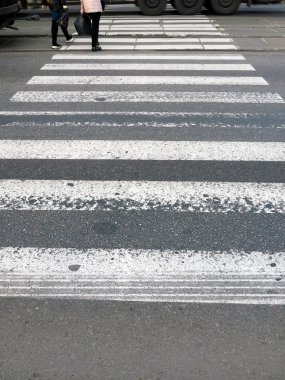 Yol kullanıcılarının davranış kuralları. Yayalar yaya geçidinde. Arabadan izler. Tramvay ve ağır kamyon.