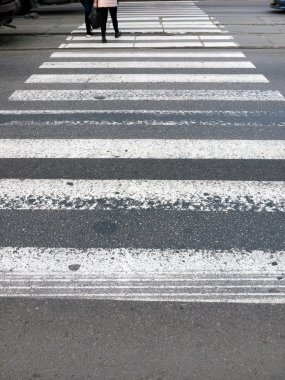Yol kullanıcılarının davranış kuralları. Yaya geçidinde yayalar. Arabadaki izler. Tramvay ve araba insanların önünde durdu.. 