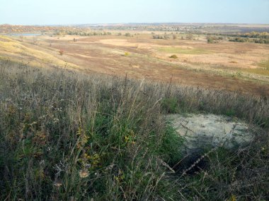 Sonbahar manzarası. Yukarıdan görüntüleyin. Dağın tepesinde bozkır marmot (marmota bobak) deliği. Herhangi bir ev inşa etmek için kurallar. Güvenlik ve pencere görünümleri bir önceliktir.