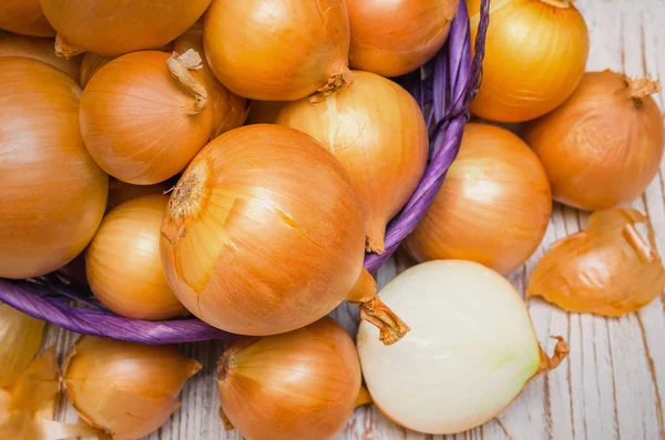 Grande Colheita Cebola Uma Cesta Vime Bolbo Cebola Tábua Madeira — Fotografia de Stock