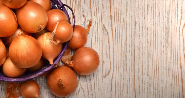 Grote Oogst Een Rieten Mand Van Lamp Een Houten Bord — Stockfoto