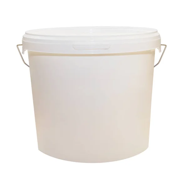 Λευκό πλαστικό κουβά για τα προϊόντα διατροφής, χρώμα. 900 ml, 5 kg. Η επιλεγμένη διαδρομή. Συσκευασία mockup πρότυπο. Μπροστινή όψη, λαβή επάνω. Απομονωμένα σε λευκό φόντο. — Φωτογραφία Αρχείου
