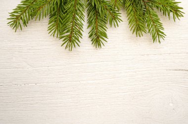 Noel hediyeleri, beyaz tahta masada, arka plan köknar ağacı dalları. Noel kompozisyon. Düz yatıyordu, çerçeve.