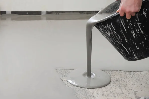 Kendi seviyelendiren epoksi. Beton zemin karışımıyla aynı seviyeye geliyor..