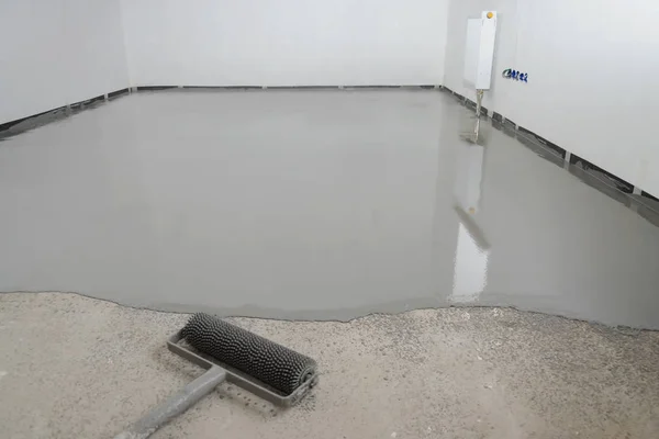 Kendi seviyelendiren epoksi. Beton zemin karışımıyla aynı seviyeye geliyor.