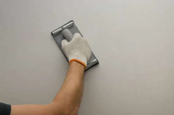 Работа шпаклевка стен. Выравнивание стен с лопаткой — стоковое фото