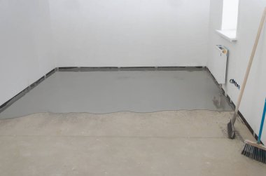 Kendi seviyelendiren epoksi. Beton zemin karışımıyla aynı seviyeye geliyor..