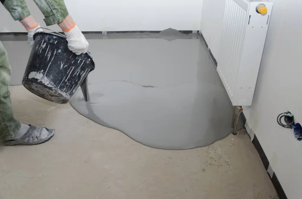 Kendi seviyelendiren epoksi. Beton zemin karışımıyla aynı seviyeye geliyor..