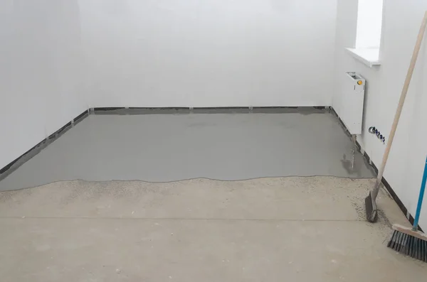 Self-leveling epoxy. Leveling with a mixture of cement floors. — Stock Photo, Image