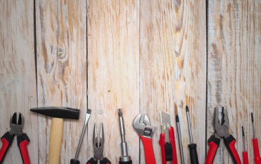 Ahşap arka plan üzerinde onarım için çalışma araçları. Üstten Görünüm.